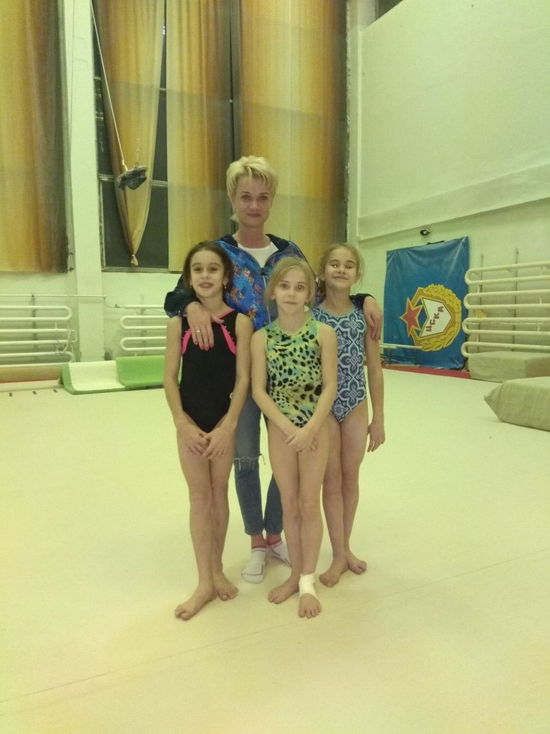 Гимнастки тренируются в Ватутинках