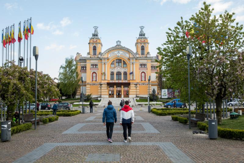 Гимнасты в городе.  Фоторепортаж с прогулки Давида Белявского и Никиты Нагорного по столице Трансильвании